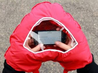 Love glove with smartphone window