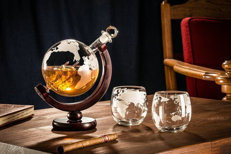 Globe decanter set with 2 glasses