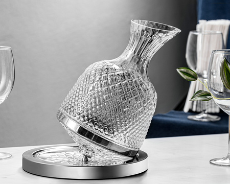 Spinning wine decanter 360°