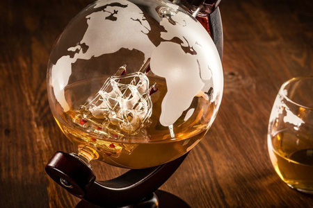 Globe decanter set with 2 glasses