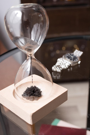 Magnetic hourglass