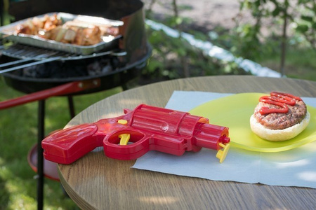 Ketchup gun