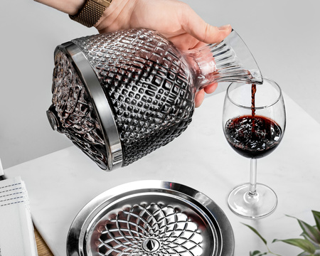 Spinning wine decanter 360°