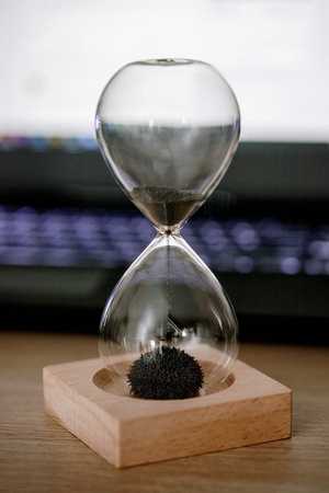 Magnetic hourglass